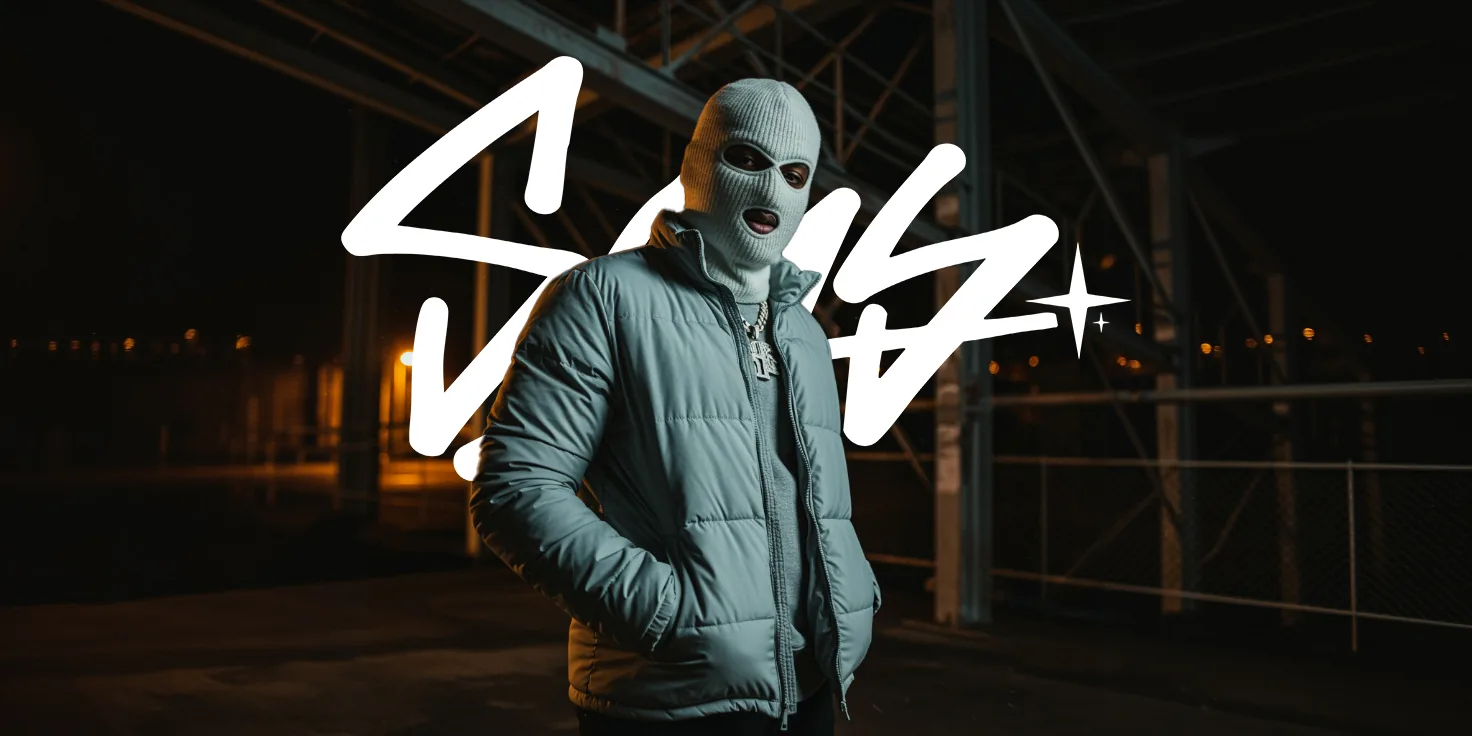 Modelo com balaclava e jaqueta sob o logotipo Sens à noite